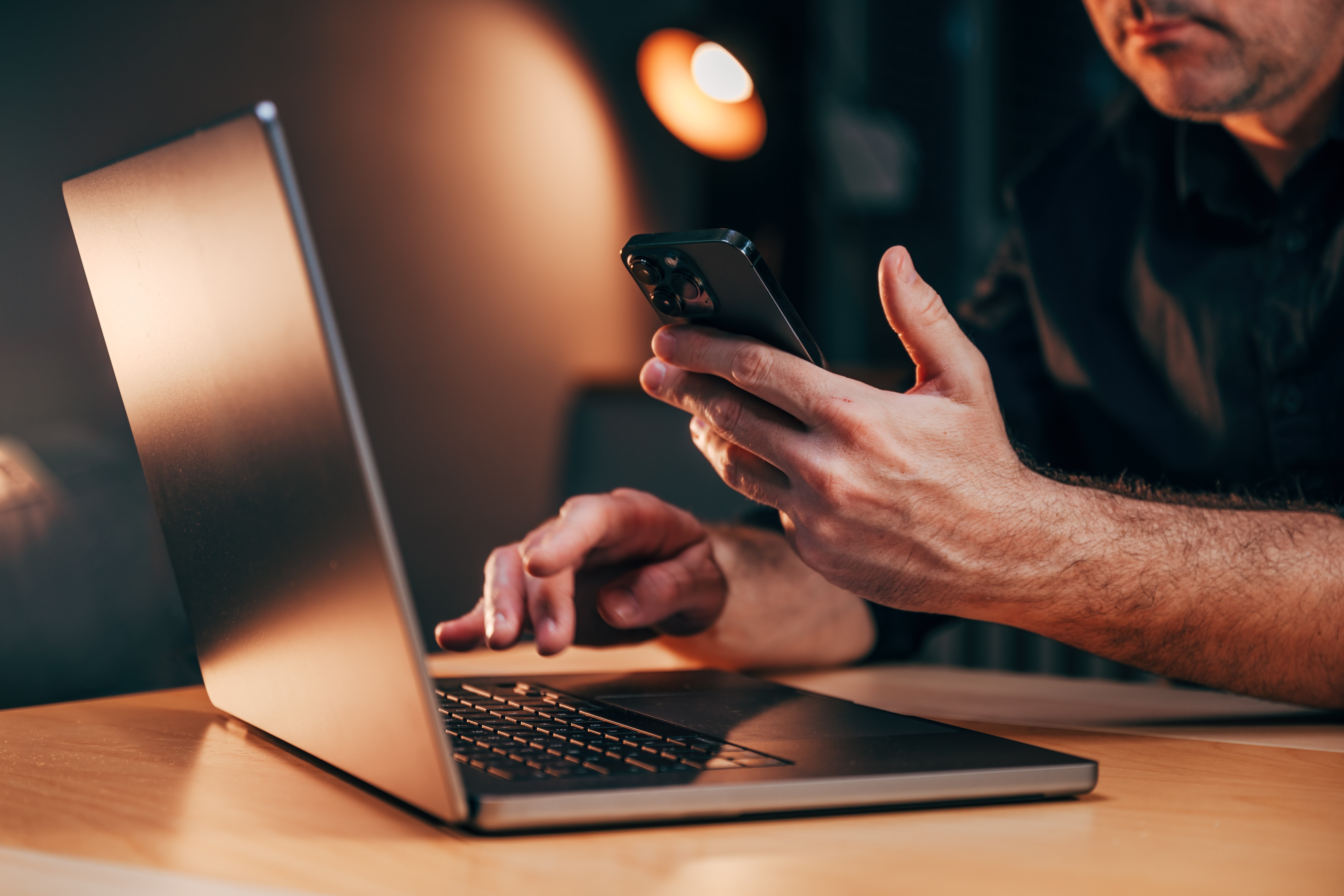 multitasking-with-smartphones-and-laptop-business-2026-01-09-07-18-14-utc